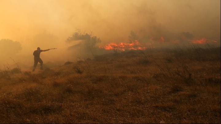 Επείγουσα εισαγγελική έρευνα για τις φωτιές σε Πεντέλη και Μέγαρα