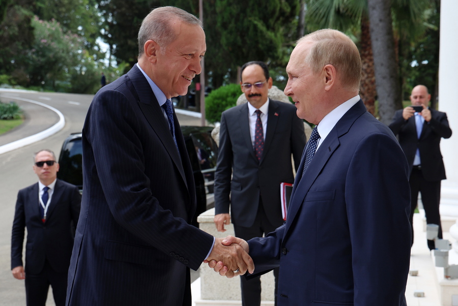 Ο Ερντογάν θα προσπαθήσει να “αναστήσει” τη συμφωνία για τα ουκρανικά σιτηρά στο τετ ατ τετ με τον Πούτιν