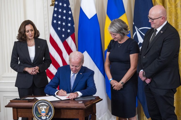 Ο Μπάιντεν υπέγραψε την επικύρωση εισδοχής Σουηδίας και Φινλανδίας στο ΝΑΤΟ από τις ΗΠΑ