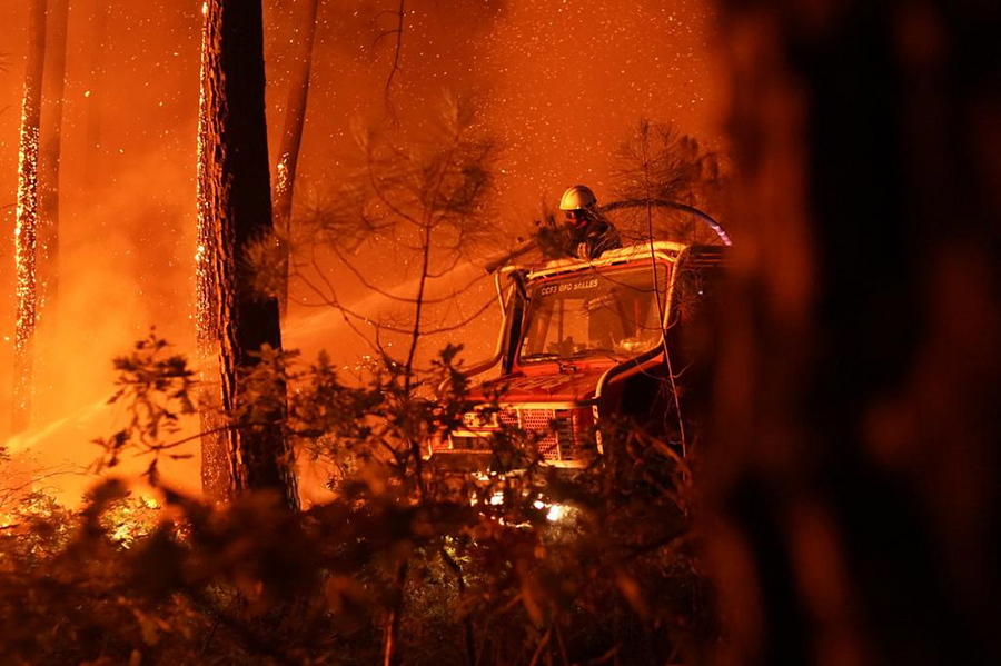 Μακρόν για πυρκαγιές στη Γαλλία: Βοήθεια από πέντε χώρες, μεταξύ τους και η Ελλάδα