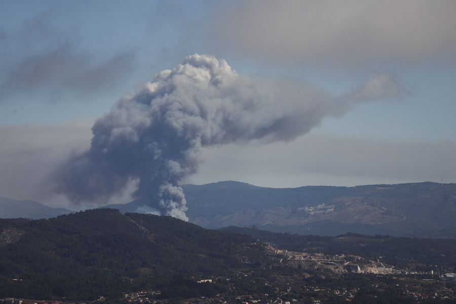 Σε κατάσταση συναγερμού, η χώρα εξακολουθεί να δίνει μάχη εναντίον των πυρκαγιών