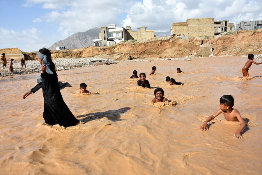 Ξεπέρασαν τους 1.000 οι νεκροί από τις πλημμύρες στο Πακιστάν – Έκκληση για διεθνή βοήθεια