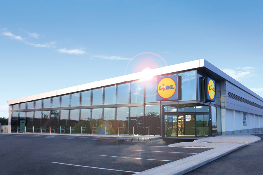 Lidl Ελλάς: Επεκτείνει την τοποθέτηση φωτοβολταϊκών συστημάτων και σταθμών ηλεκτρικής φόρτισης στις εγκαταστάσεις της