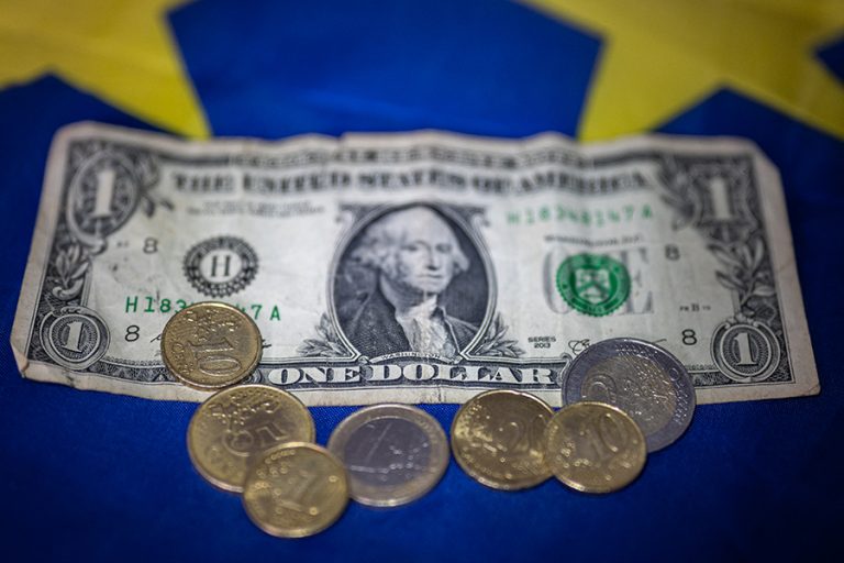Σε χαμηλό 20 ετών το ευρώ – Έπεσε ακόμη και κάτω από τα 0,98 δολάρια