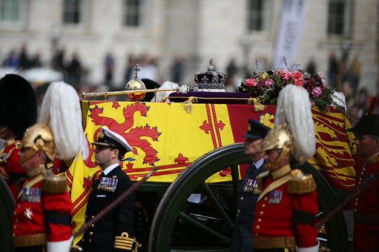 Διαμάντια, γαλαζοαίματοι, ηγέτες κρατών, στρατιώτες: Οι εντυπωσιακοί αριθμοί πίσω από την κηδεία της Βασίλισσας Ελισάβετ