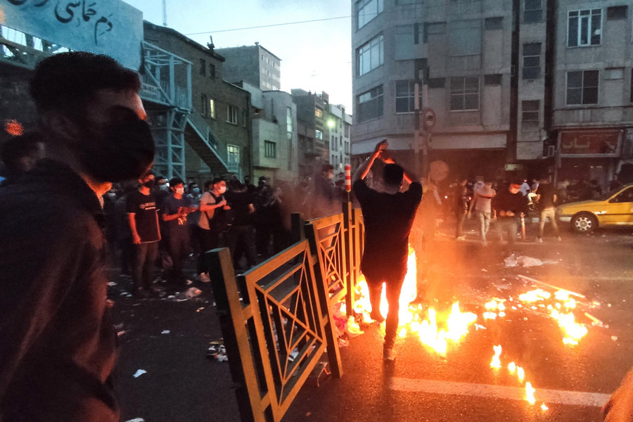 Δωδέκατη νύχτα διαδηλώσεων στο Ιράν για τον θάνατο της Μαχσά Αμινί – Συνεχίζεται η βίαιη καταστολή από τις αρχές