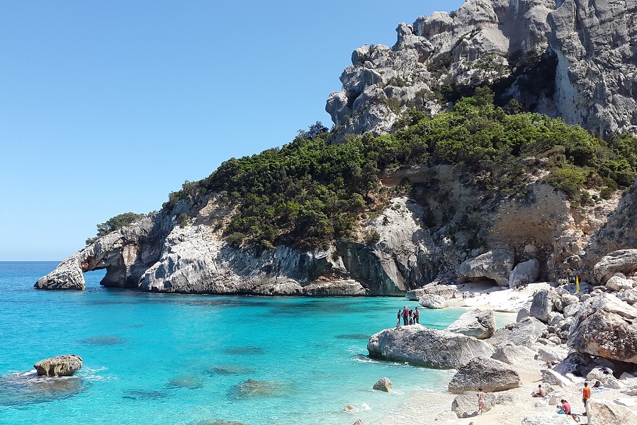 Αυτό το ιταλικό νησί πληρώνει 15.000 ευρώ για δουλεύετε από τις παραλίες του. Υπάρχει όμως μία παγίδα
