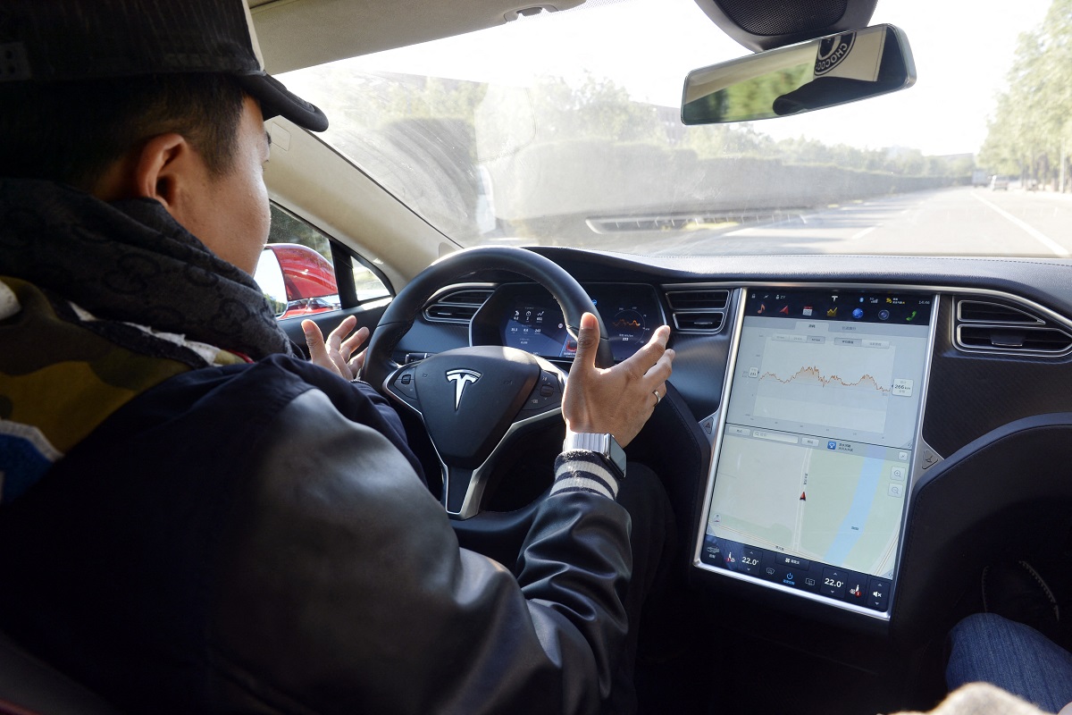 Η αυτόματη οδήγηση είναι «κακή» και «πολύ ανώριμη» λέει ο συνιδρυτής της Tesla