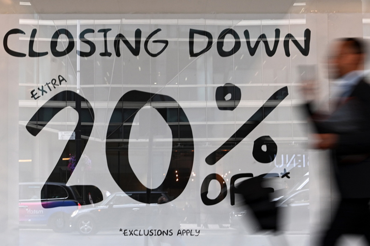 Οι Ευρωπαίοι κόβουν τα ψώνια και η ύφεση πλησιάζει