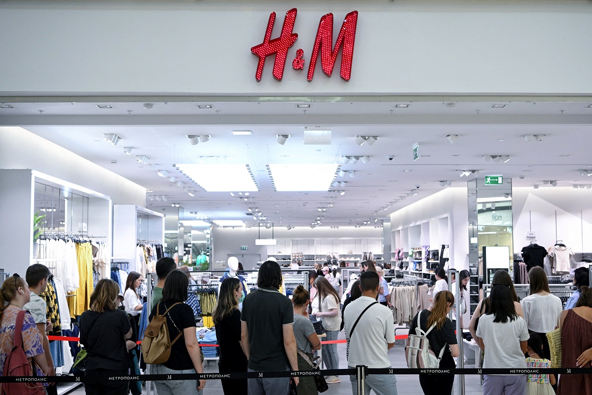 Η H&M κλείνει οριστικά όλα τα μαγαζιά της στη Ρωσία