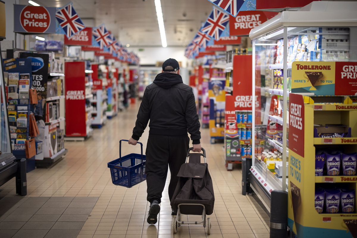 Η βρετανική κυβέρνηση θα ζητήσει “φρένο” των τιμών από τα σούπερ μάρκετ