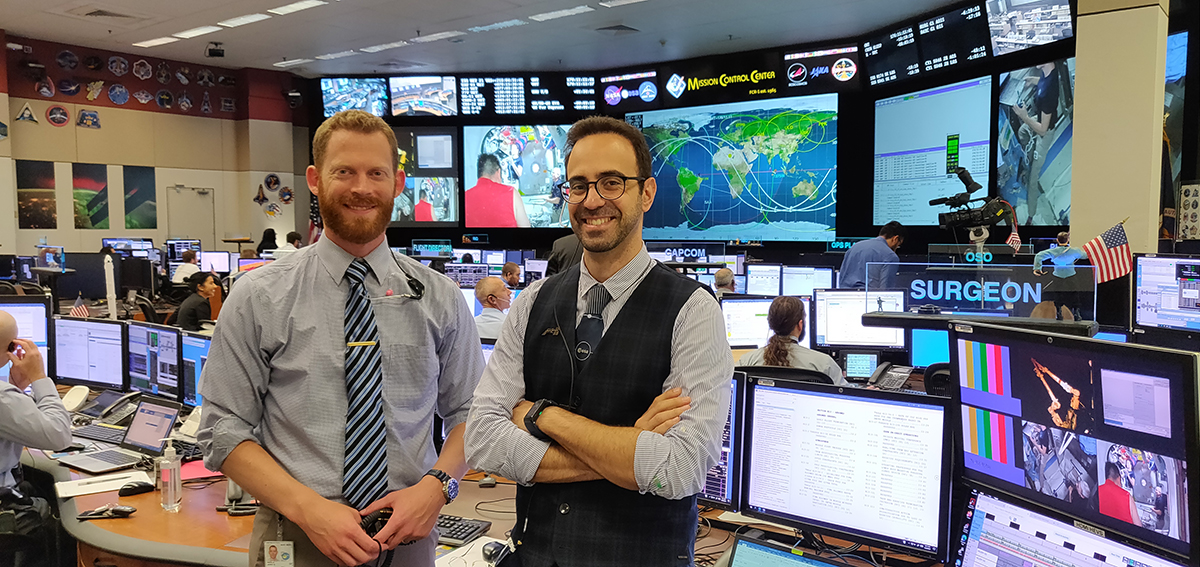 Στο κέντρο διαστημικών επιχειρήσεων με το υπόλοιπο προσωπικό