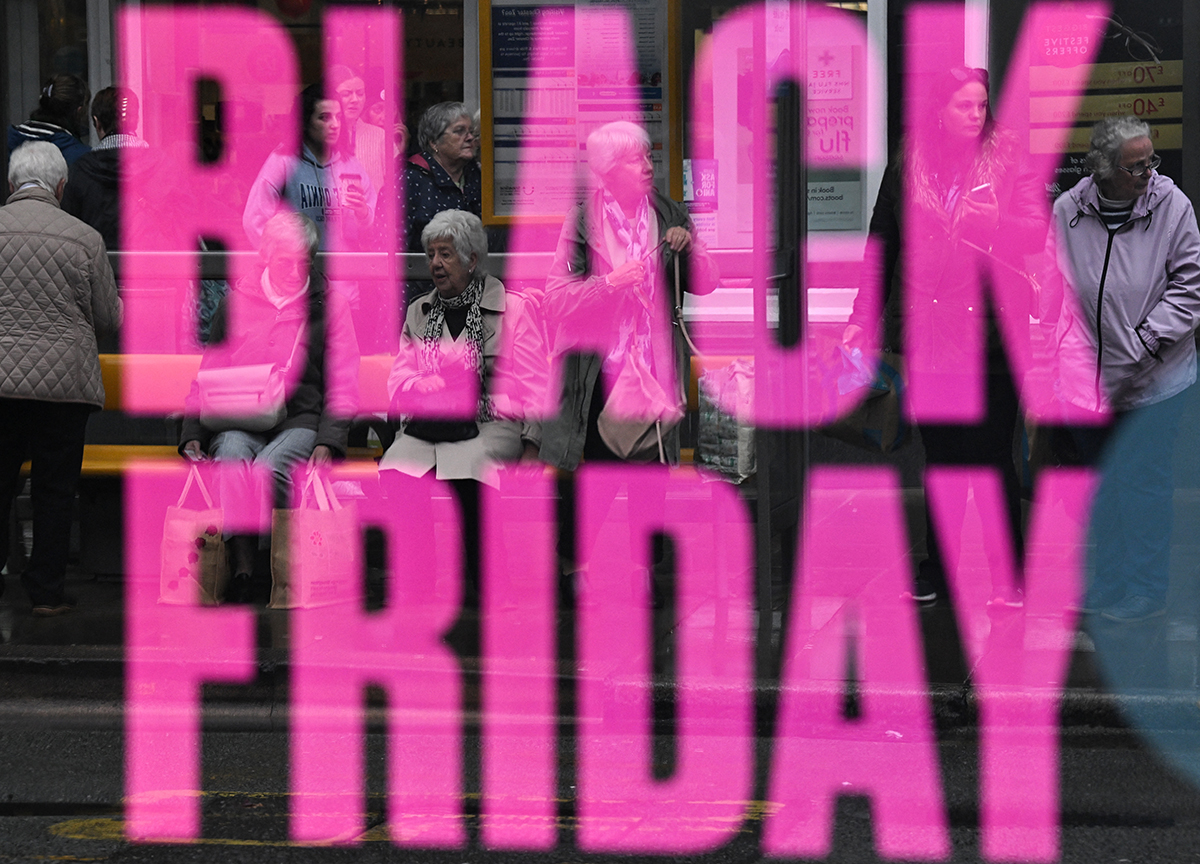 Πόσα θα ξοδέψουν οι Έλληνες στη φετινή Black Friday