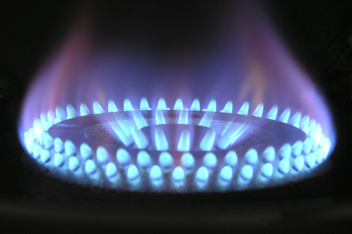 Η Κομισιόν ετοιμάζεται να προτείνει πλαφόν στην τιμή του φυσικού αερίου για όλο το 2023