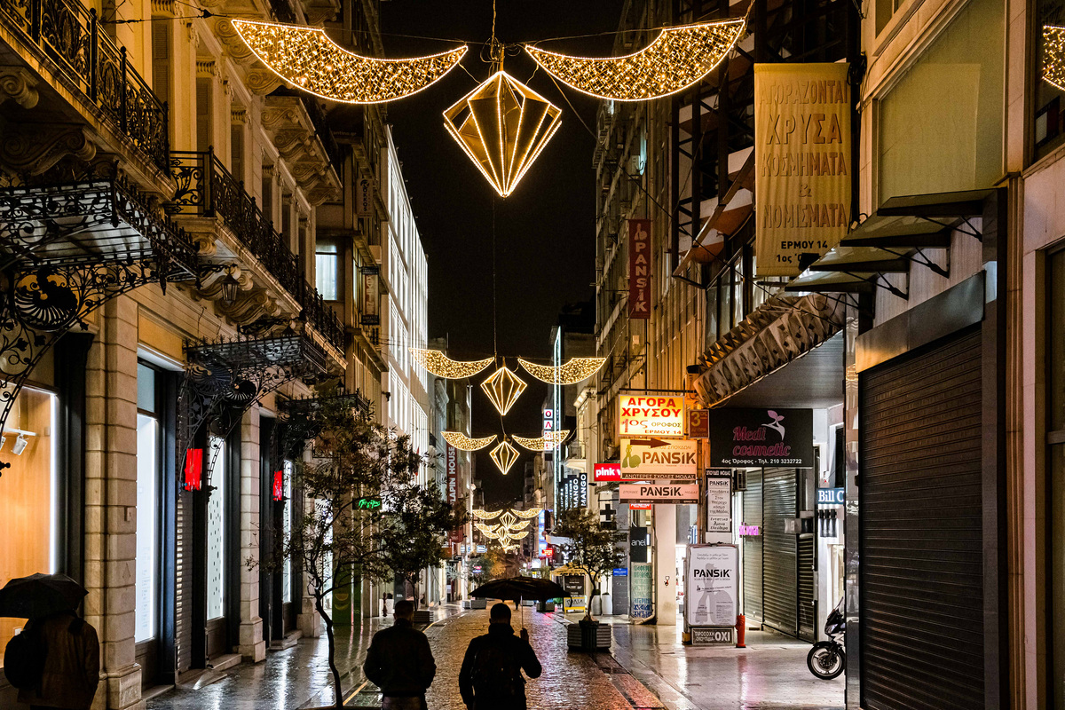 Πόσα χρήματα αναμένεται να ξοδέψουν για ψώνια φέτος τα Χριστούγεννα οι Έλληνες