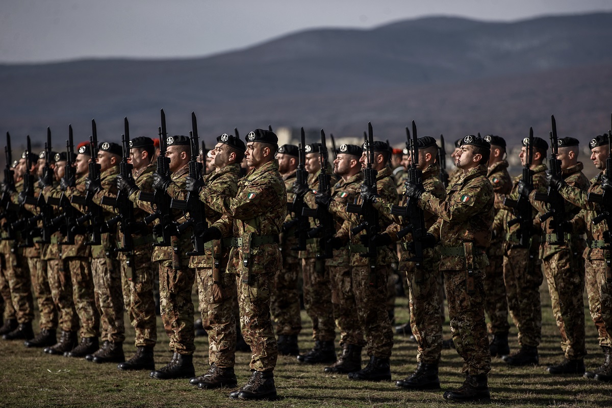 Από 4 μήνες ως 10 χρόνια: Πόσο διαρκεί η υποχρεωτική στρατιωτική θητεία σε 8 χώρες