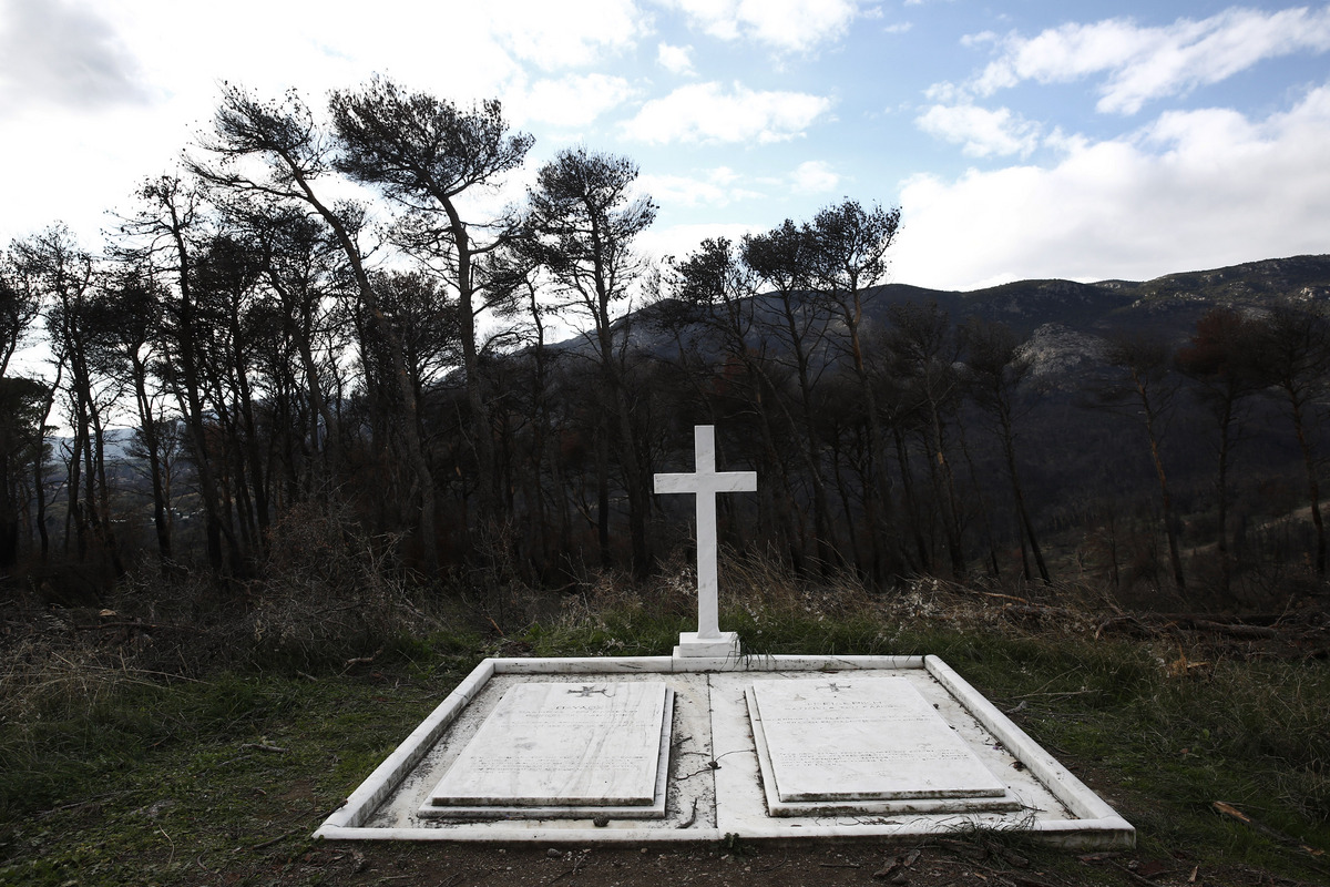 Ολοκληρώθηκε η ταφή του τέως βασιλιά Κωνσταντίνου στο Τατόι