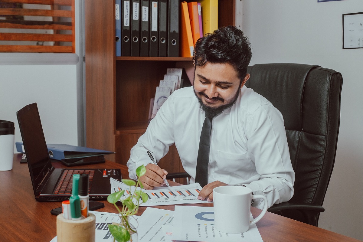 Η τετραήμερη εργασία ίσως είναι η λύση στο «burnout» όμως «αφορά μόνο την ανώτερη τάξη»