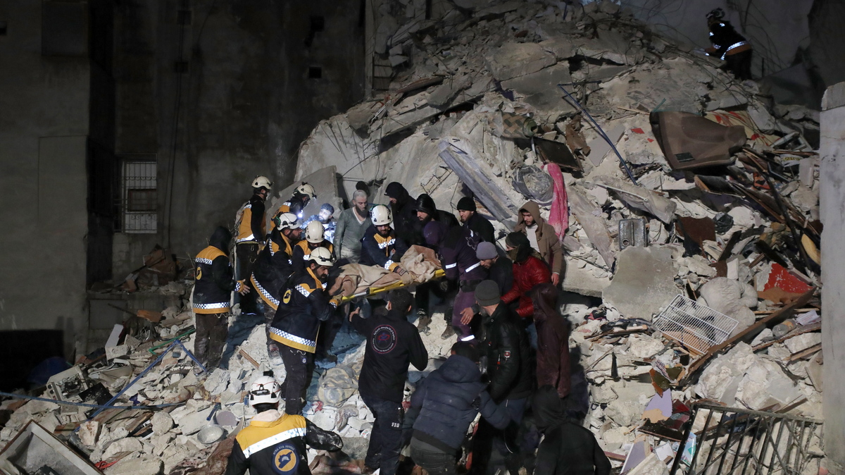 Ο ΠΟΥ “βλέπει” δραματική αύξηση των νεκρών από τον σεισμό σε Τουρκία και Συρία
