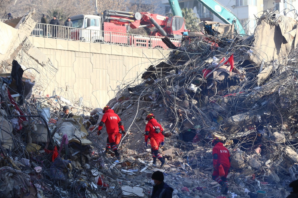 Συνεχίζουν να ανασύρουν επιζώντες στην Τουρκία, μία εβδομάδα μετά τον φονικό σεισμό