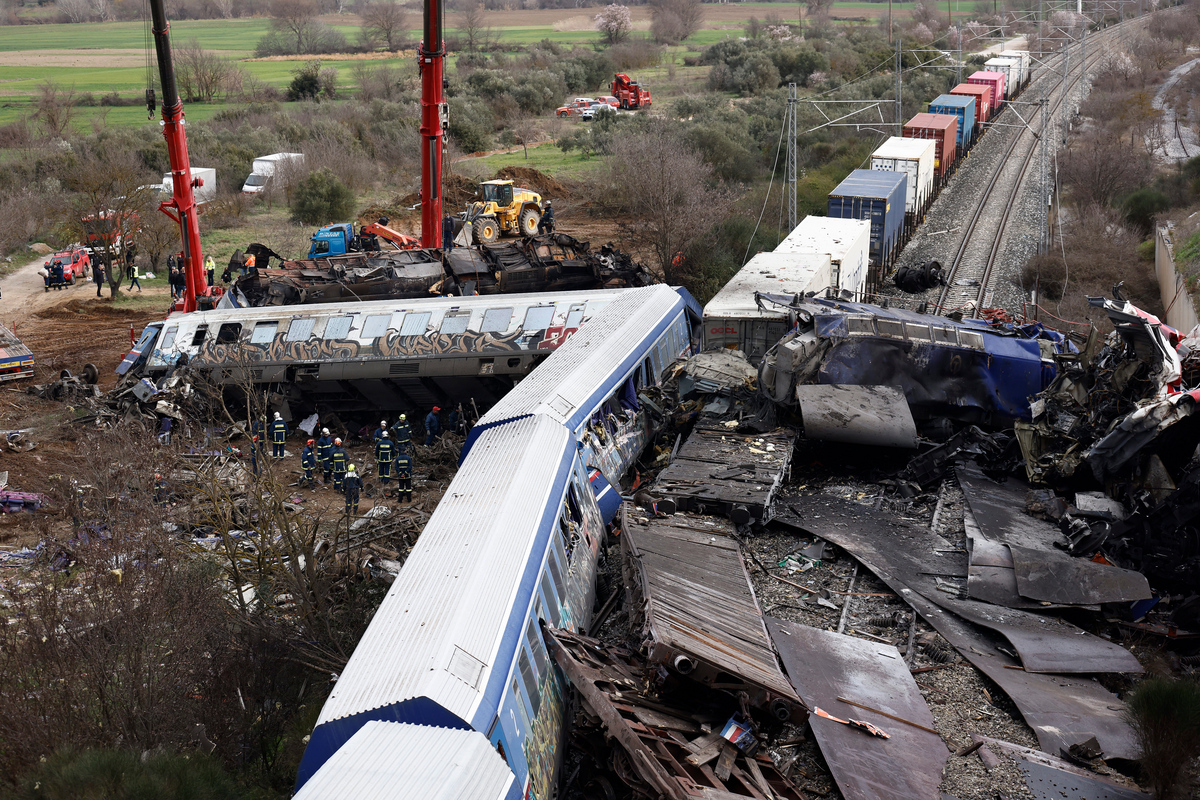 Τέμπη: Συνεχίζεται η επιχείρηση έρευνας στο σημείο της σύγκρουσης των τρένων – Στους 57 οι νεκροί