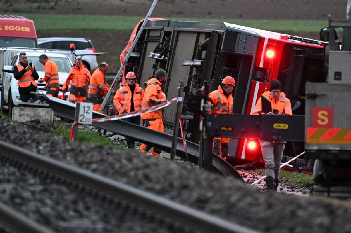 Ένας νεκρός, 30 τραυματίες από εκτροχιασμό τρένου στην Ολλανδία