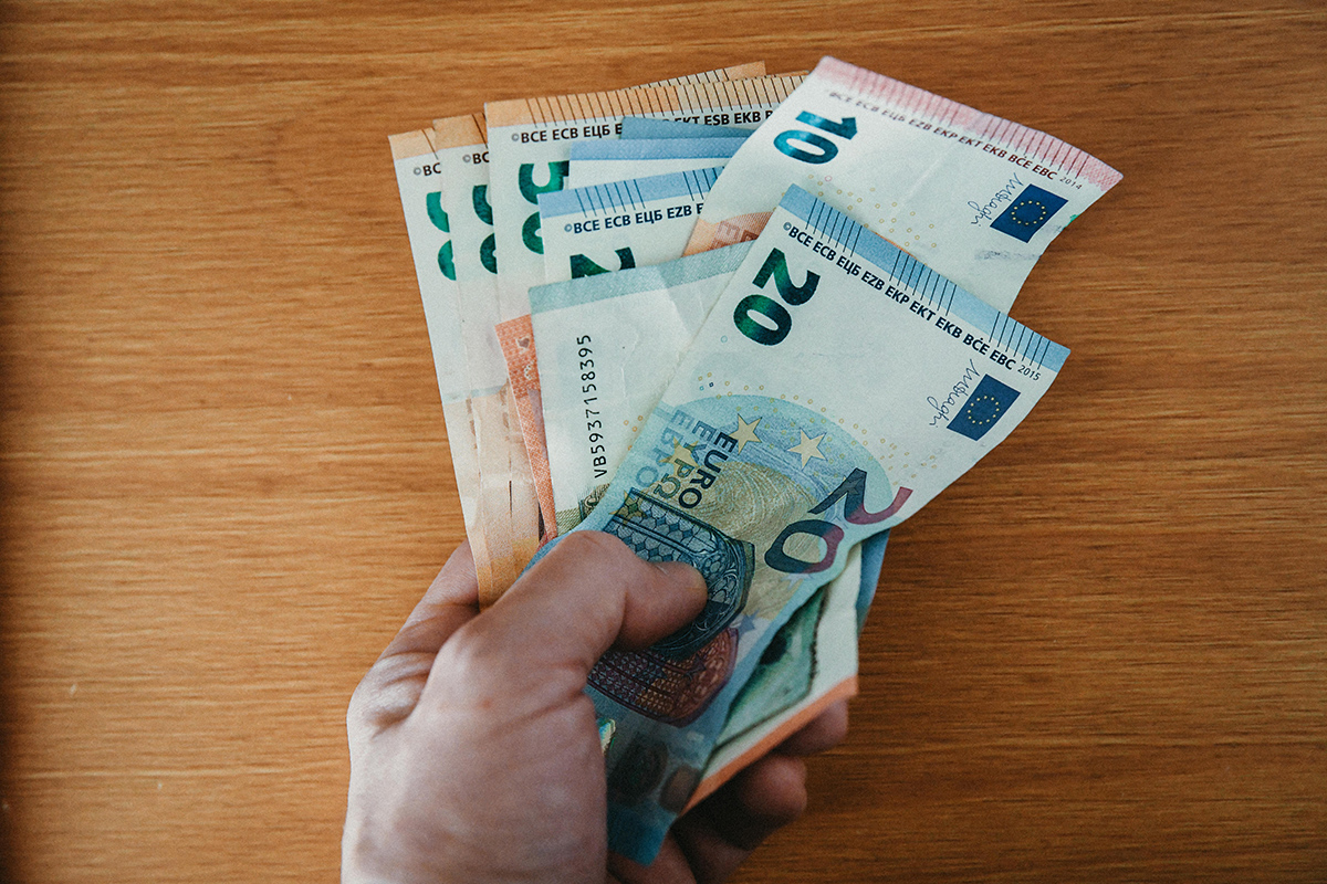 Εισοδήματα: Το χάσμα με την ΕΕ και οι αβεβαιότητες
