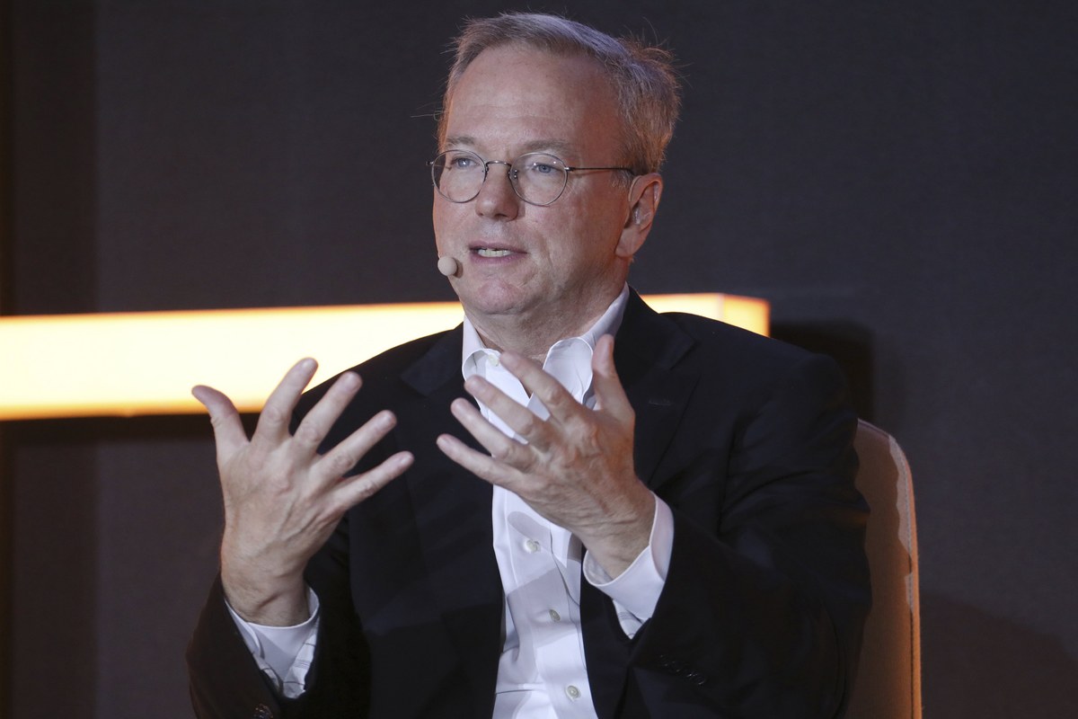 O πρώην CEO της Google, Eric Schmidt, διαφωνεί με το προτεινόμενο μορατόριουμ στην τεχνητή νοημοσύνη