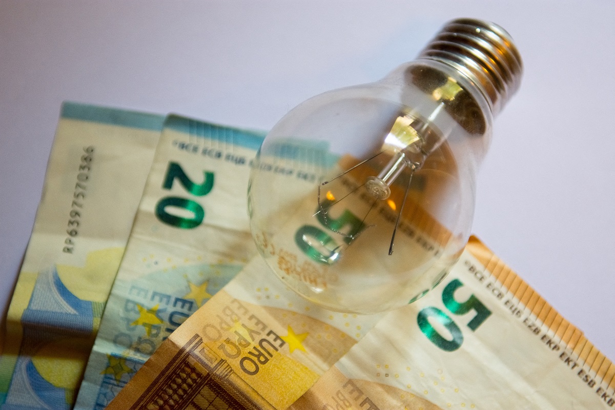 Στην Ελλάδα η 4η υψηλότερη τιμή χονδρικής για την ηλεκτρική ενέργεια ανά την ΕΕ