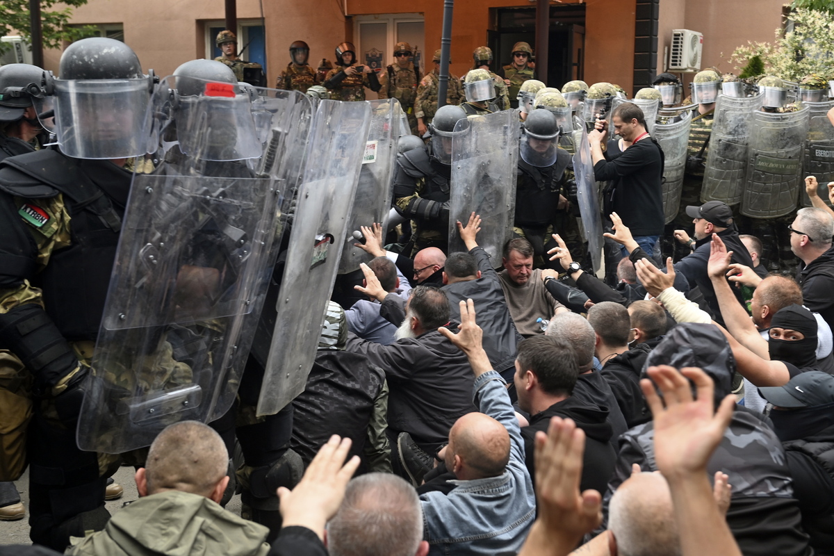 Έκρυθμη η κατάσταση στο Κόσοβο: 30 στρατιώτες του ΝΑΤΟ τραυματίες 