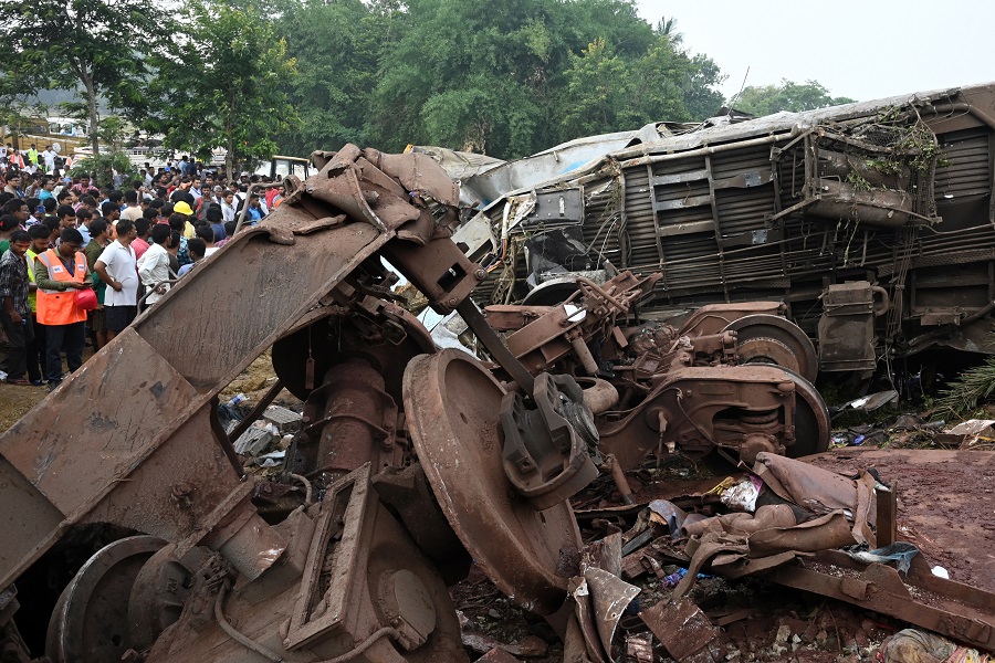 Ξεπέρασαν τους 290 οι νεκροί στο σιδηροδρομικό δυστύχημα στην Ινδία