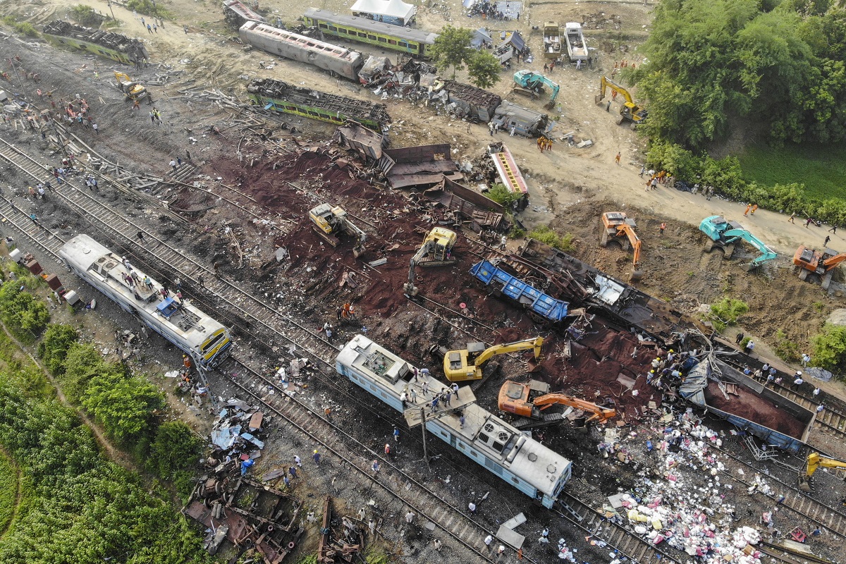 Ανείπωτη τραγωδία στην Ινδία: Πάνω από 280 άνθρωποι νεκροί σε σύγκρουση τρένων