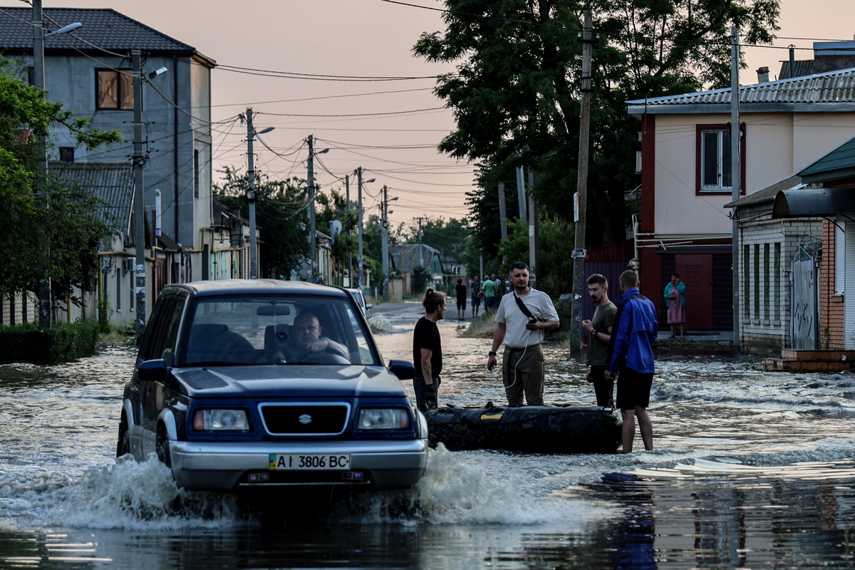 Συνεχίζονται οι καταστροφές στην υπό ρωσικό έλεγχο πόλη Νόβα Καχόβκα, μετά την κατάρρευση του φράγματος