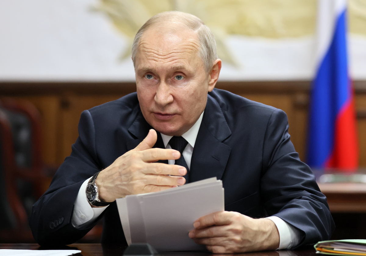 Ο Πούτιν παρέδωσε μάθημα χειρισμού… Καλάσνικοφ σε Ρώσους μαθητές