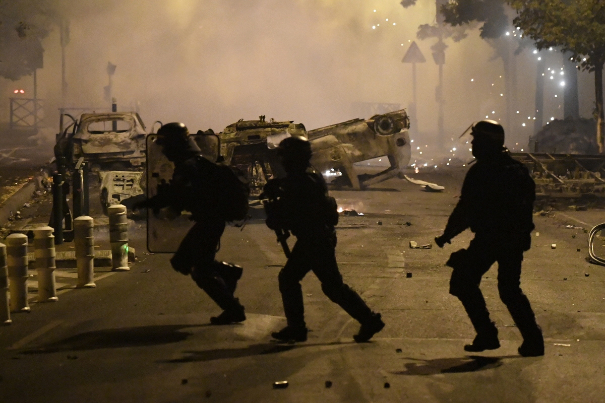 Κλιμακώνεται η βία στη Γαλλία – Πιέσεις από την ακροδεξιά να κηρυχθεί κατάσταση έκτακτης ανάγκης