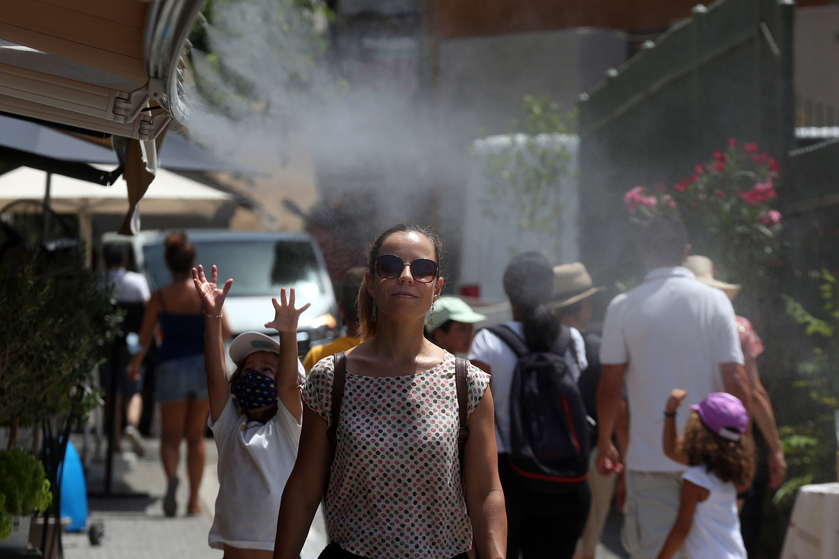 Στο έλεος του καύσωνα η χώρα: Πού χτυπά κόκκινο το θερμόμετρο