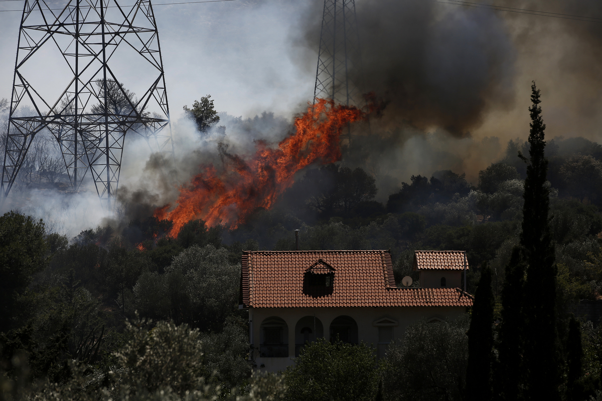 “Ξεφεύγει” η πυρκαγιά στον Κουβαρά – Μηνύματα του 112 για εκκενώσεις οικισμών