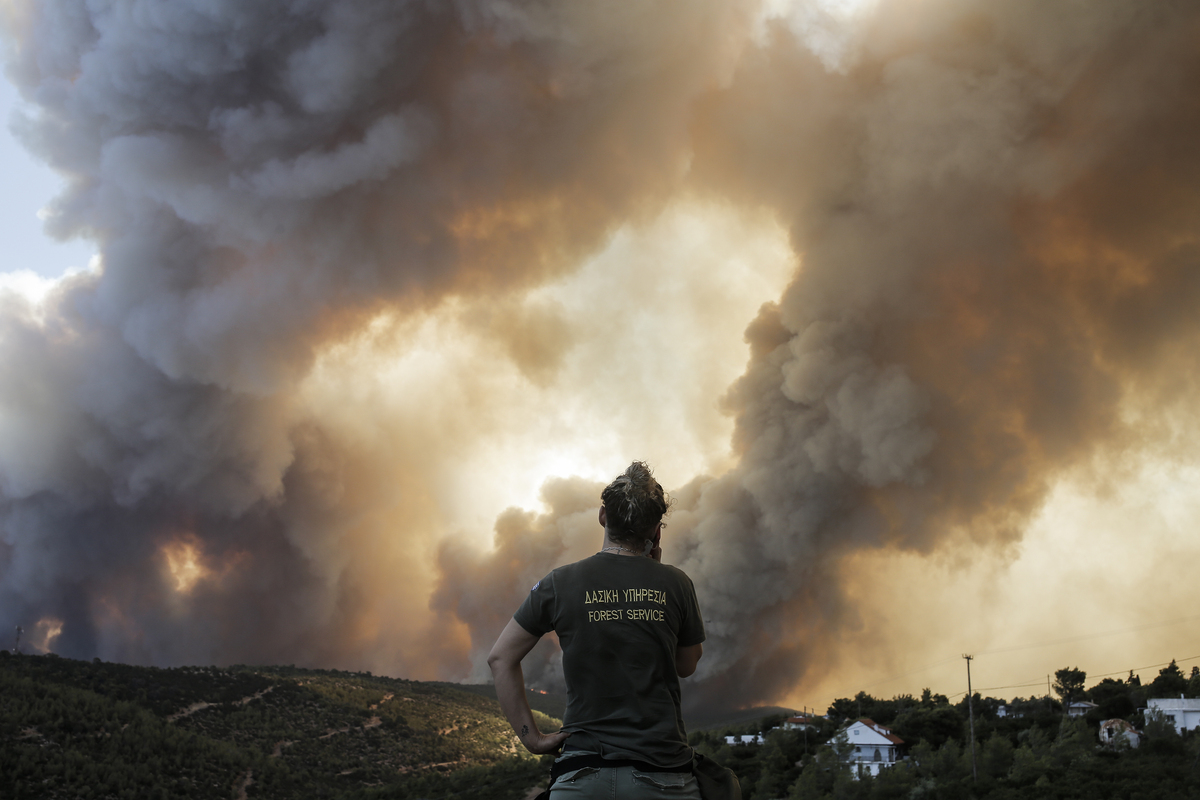 Καλύτερη εικόνα παρουσιάζει η δασική πυρκαγιά στη Ρόδο – Ισχυρές επίγειες και εναέριες δυνάμεις επιχειρούν στη Δυτ. Αττική