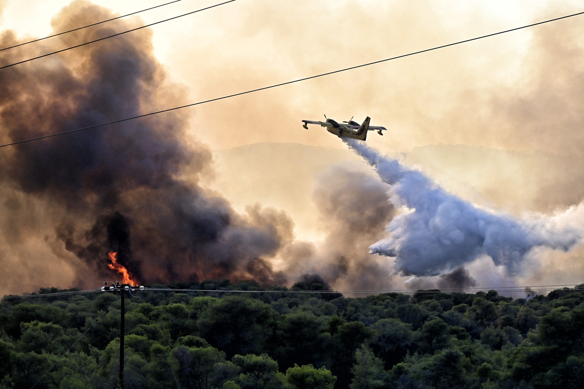 Συνεχίζεται η μάχη των δυνάμεων της Πυροσβεστικής σε Δυτ. Αττική, Λουτράκι και Ρόδο