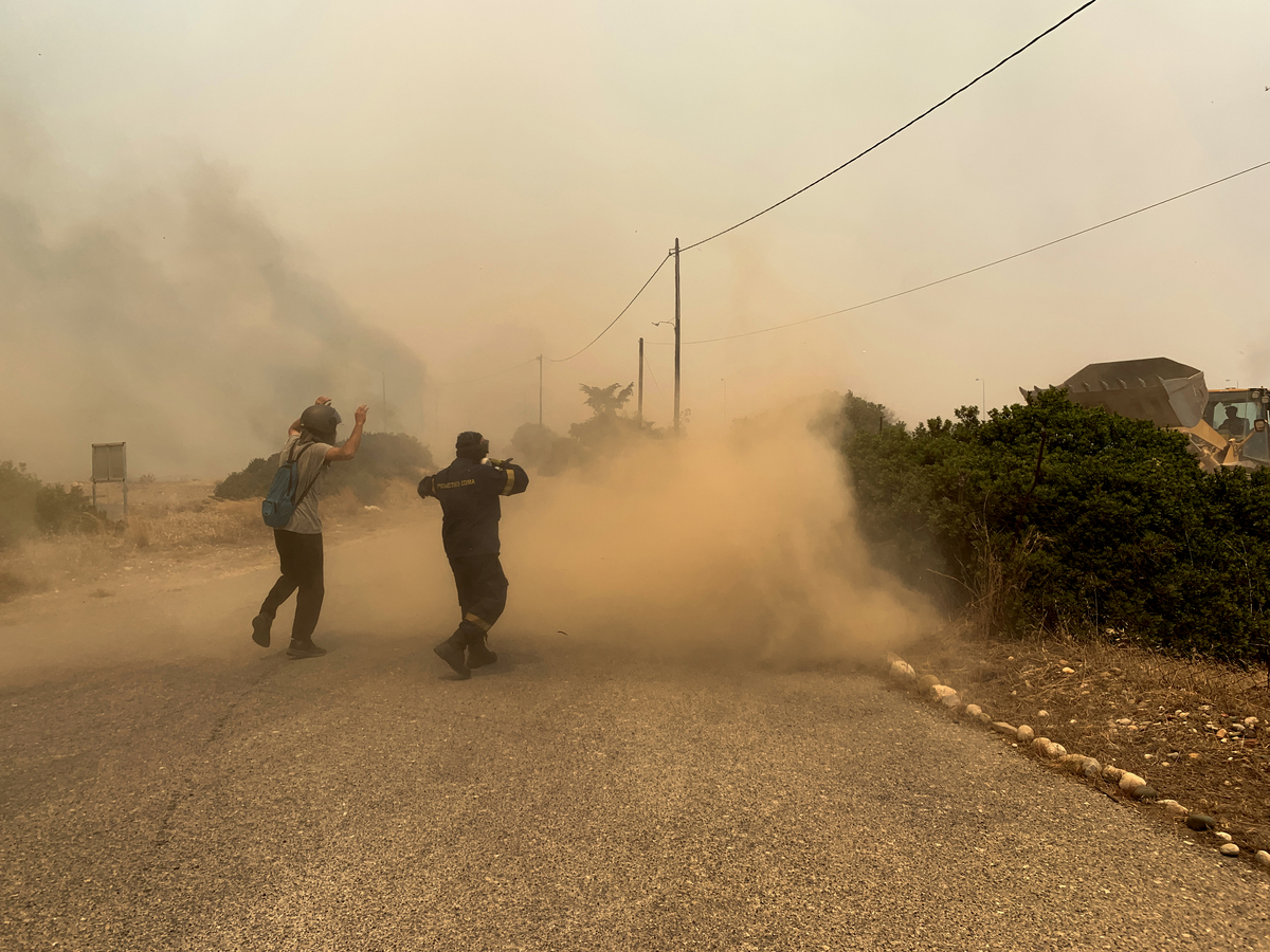 Συνεχίζεται η μάχη με τις φλόγες σε Ρόδο, Κάρυστο, Κέρκυρα και Δερβενάκια Αχαΐας