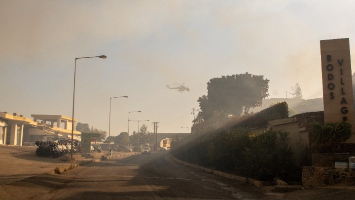 Συγκλονιστικές είναι οι μάχες που δίνουν με τις φλόγες πυροσβέστες και εθελοντές στα μέτωπα της πυρκαγιάς στη Ρόδο
