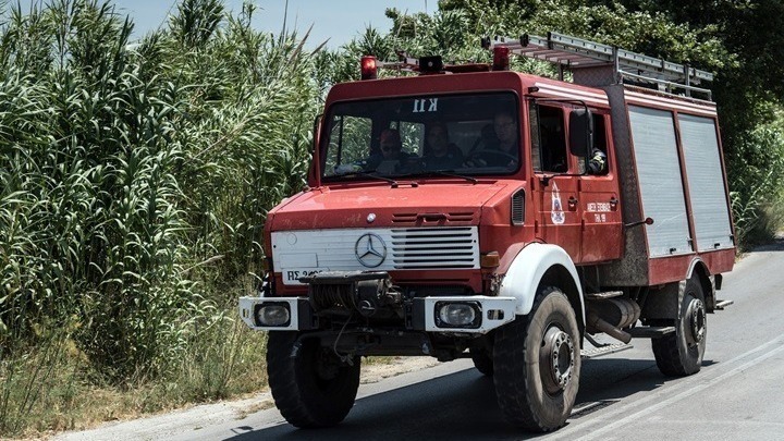 Φωτιά σε μάντρα οχημάτων στον Ασπρόπυργο – Καίγονται φορτηγά