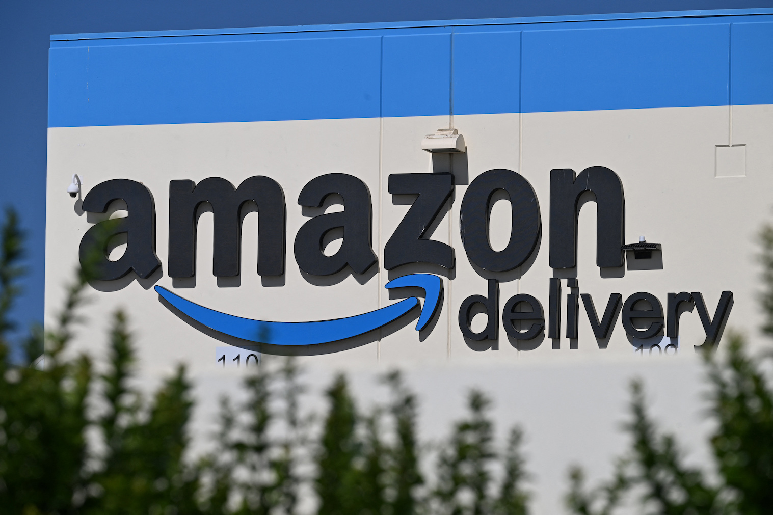 Η Amazon θέλει να στέλνει τις παραγγελίες σας χωρίς κουτί. Οι αγοραστές ανησυχούν ότι αυτό θα ενισχύσει τις κλοπές 