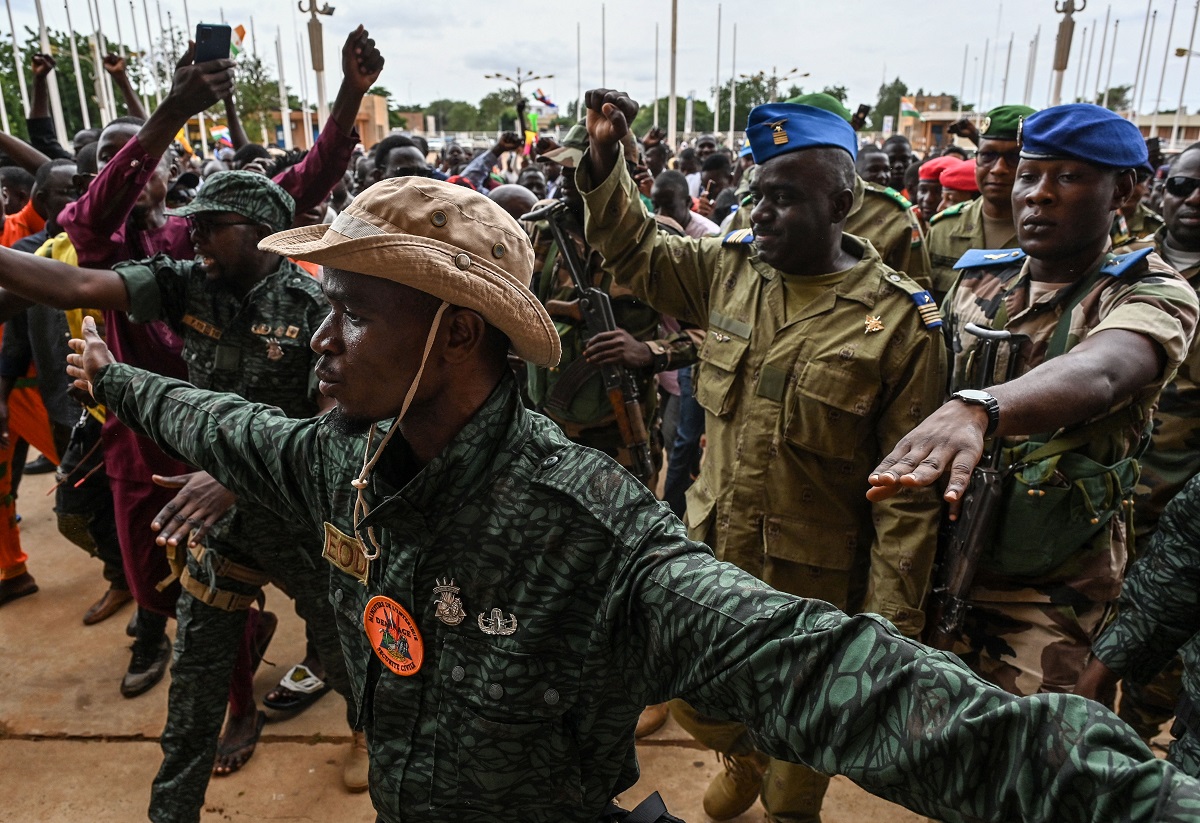 Ανάφλεξη στον Νίγηρα: Η Γαλλία και ΗΠΑ στηρίζουν στρατιωτική επέμβαση της ECOWAS