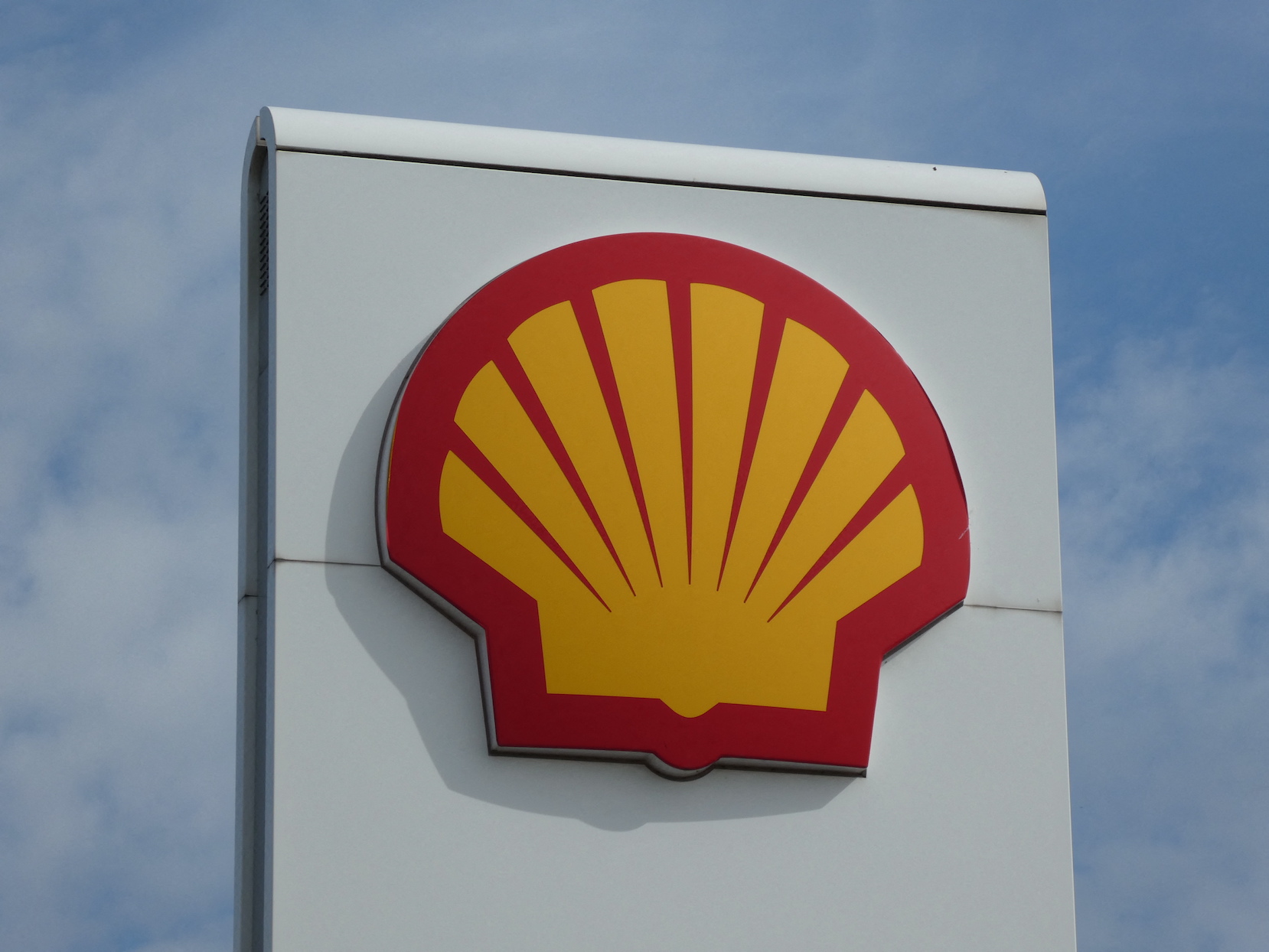 Η υποχώρηση των τιμών ενέργειας έριξε κατά 34% τα κέρδη της Shell