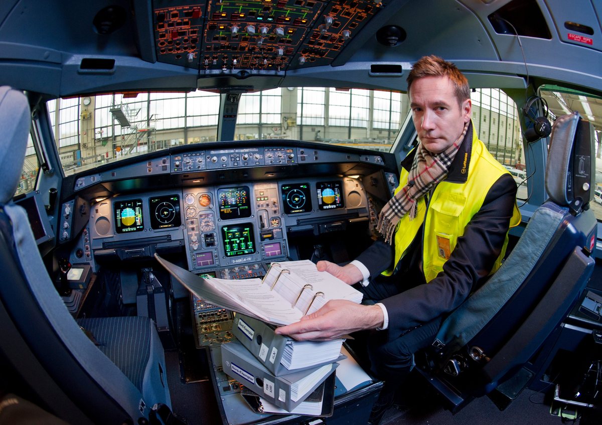 Ο CEO της Lufthansa δοκίμασε πώς είναι να δουλεύεις σαν αεροσυνοδός – αλλά υπήρχε μια πρόκληση που δεν περίμενε
