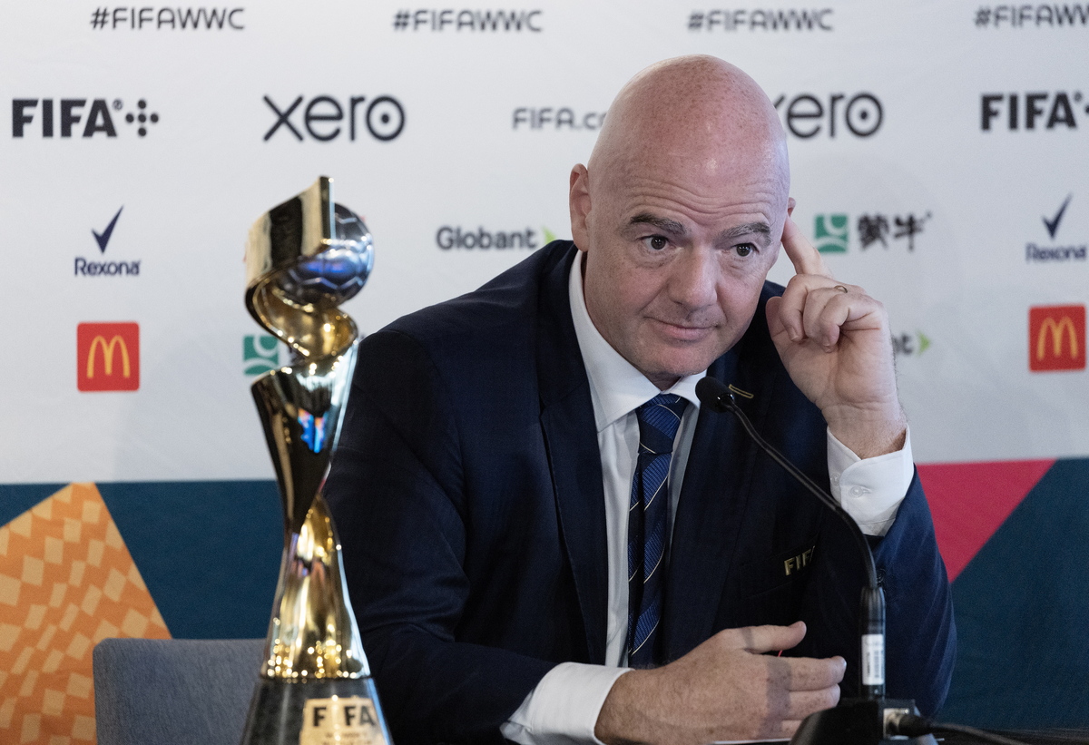 Ο πρόεδρος της FIFA πήρε …κόκκινη κάρτα επειδή είπε ότι οι ποδοσφαιρίστριες του Παγκοσμίου Κυπέλλου πρέπει να «πείσουν εμάς τους άνδρες» ότι αξίζουν ίση αμοιβή