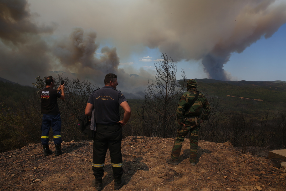 Εκκενώνονται οικισμοί σε Εύβοια, Βοιωτία, Έβρο, Ροδόπη και Καβάλα