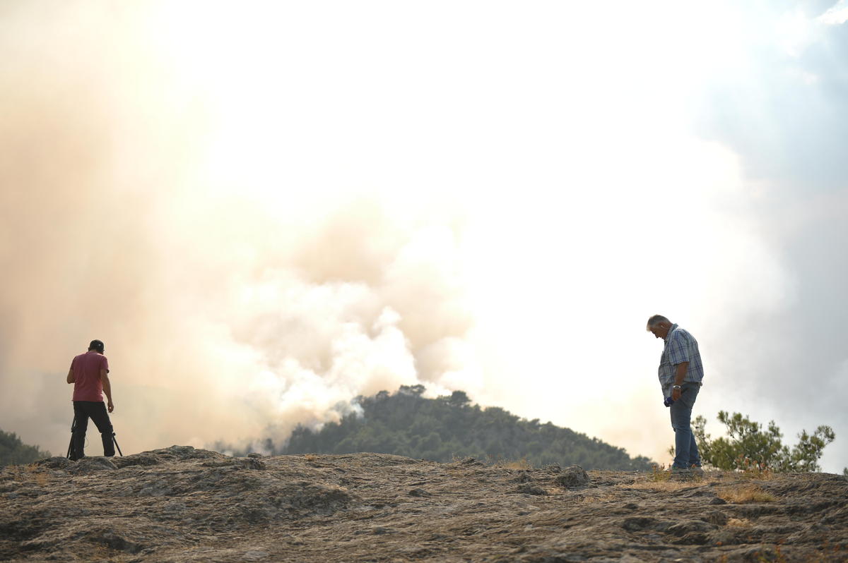 Βάρη: Περίπου 270 κεραυνοί προκάλεσαν φωτιά σε έξι σημεία