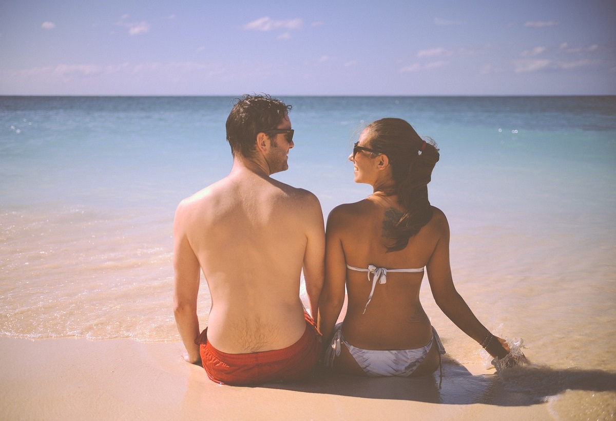 Ιδού πώς να αναθερμάνετε τον ρομαντισμό στη σχέση σας αυτό το καλοκαίρι